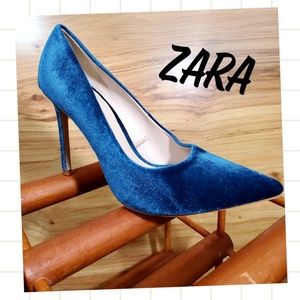 🦚Zara  Blue Velvet peacock colored pumps🦚